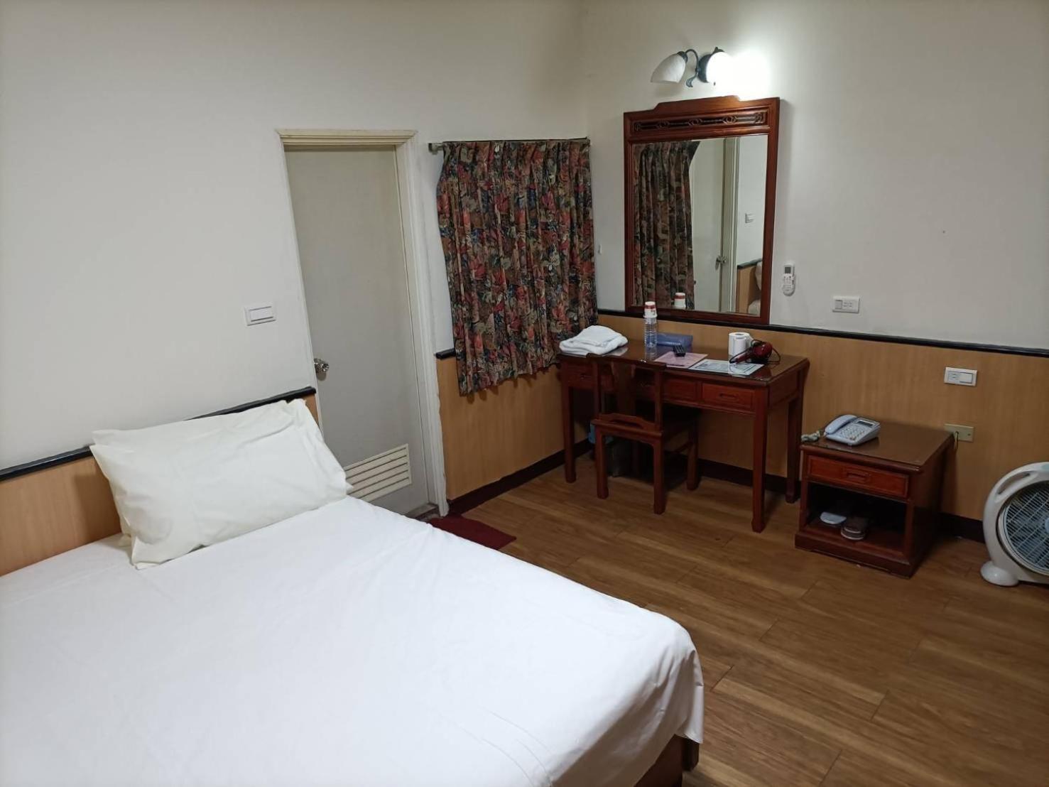 Hotel 丸松商旅 Miaoli Esterno foto