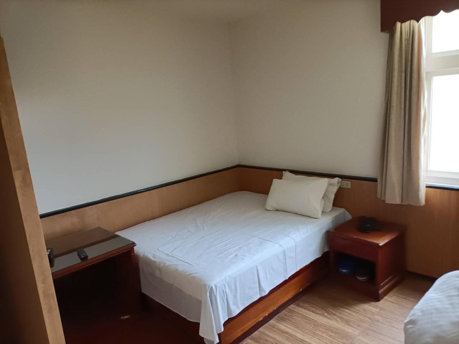 Hotel 丸松商旅 Miaoli Esterno foto